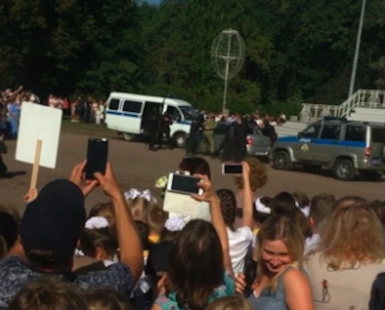 (фото) В Питере на школьную линейку пригласили ОМОН, чтобы он провел показательное задержание