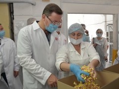 Губернатор Дмитрий Азаров посетил тольяттинскую фабрику «Сласти» Губернатор Дмитрий Азаров посетил тольяттинскую фабрику «Сласти»