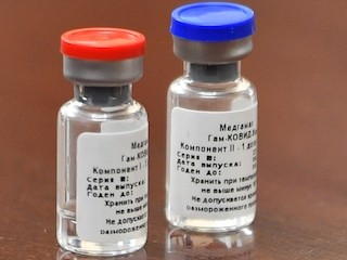 Врачи не хотят прививаться российской вакциной от коронавируса