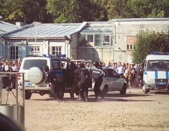 (фото) В Питере на школьную линейку пригласили ОМОН, чтобы он провел показательное задержание