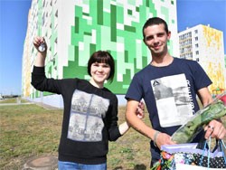 Дмитрий Азаров передал ключи от квартир детям, оставшимися без попечения родителей Дмитрий Азаров передал ключи от квартир детям, оставшимися без попечения родителей