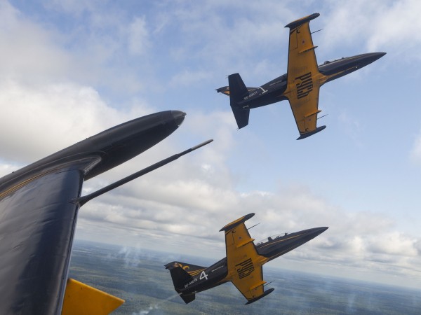 Пилоты-асы раскрасят небо над Тольятти в цвета российского флага