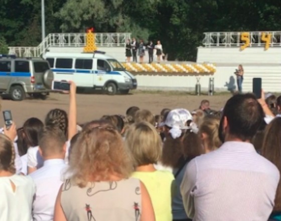 (фото) В Питере на школьную линейку пригласили ОМОН, чтобы он провел показательное задержание
