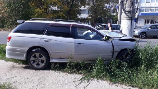 В Тольятти иномарка протаранила столб. Водитель в больнице