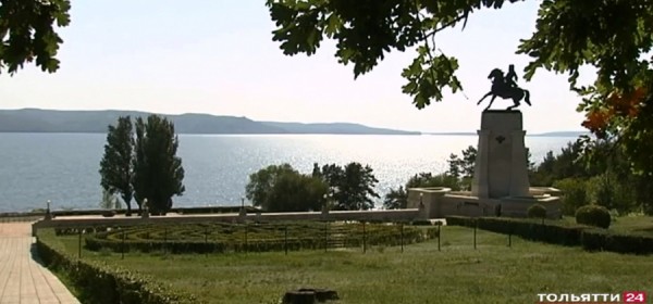 Памятник основателю нашего города Василию Татищеву был открыт 2 сентября 1998 года Памятник основателю нашего города Василию Татищеву был открыт 2 сентября 1998 года