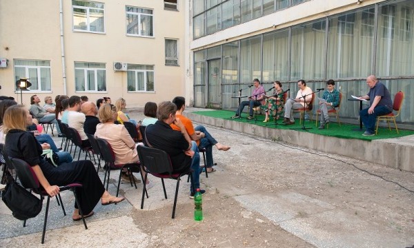 Читки на задворках