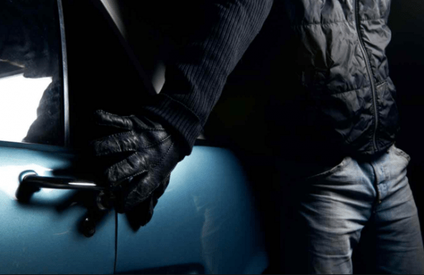 В Тольятти вор вскрыл машину ножницами