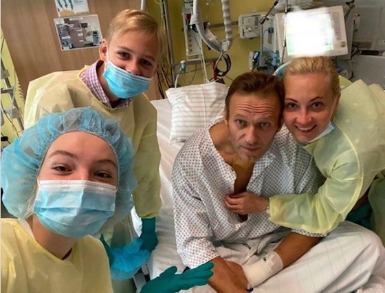 (фото) Навальный опубликовал первый пост после отравления "Новичком" (фото) Навальный опубликовал первый пост после отравления "Новичком"