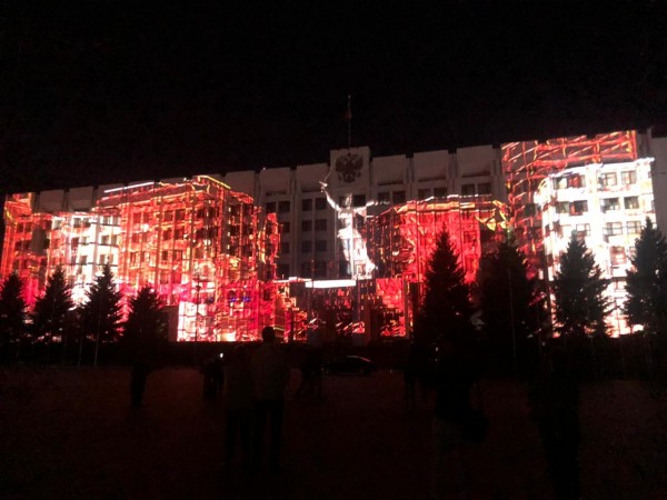 На фасаде здания самарского правительства показали фильм в честь юбилея Победы