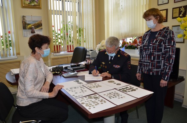В Самарской области полицейские передали музею клад монет XVIII века
