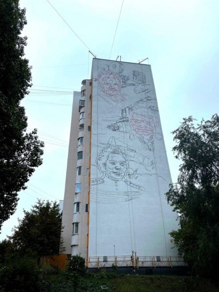 На доме 28 улицы Урицкого в Самаре рисуют граффити с изображением трех героев войны На доме 28 улицы Урицкого в Самаре рисуют граффити с изображением трех героев войны