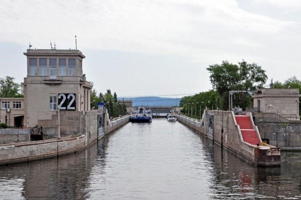 В Тольятти баржа врезалась в створку шлюза Жигулевского гидроузла