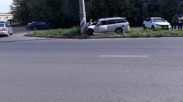 В Тольятти иномарка протаранила столб. Водитель в больнице