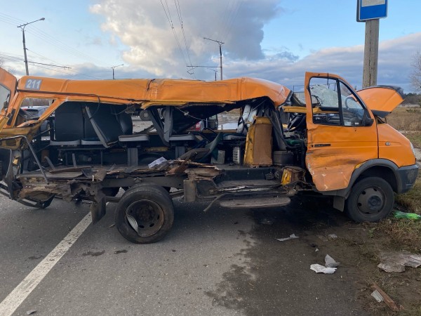 Пострадали пятеро: на шоссе в Тольятти грузовик разнес маршрутку