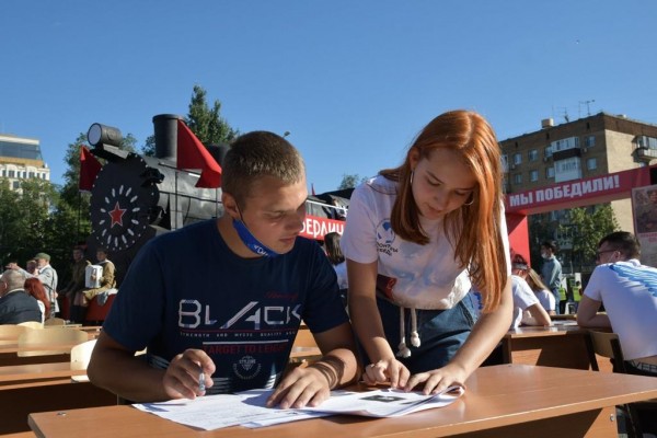 Азаров поблагодарил жителей региона за активное участие в «Диктанте Победы» Азаров поблагодарил жителей региона за активное участие в «Диктанте Победы»