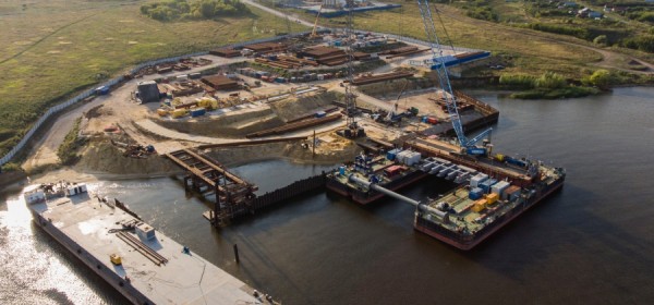 Строители моста через Волгу укрепили берега и построили временные дороги