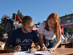 Дмитрий Азаров поблагодарил жителей региона за активное участие в "Диктанте Победы" Дмитрий Азаров поблагодарил жителей региона за активное участие в "Диктанте Победы"