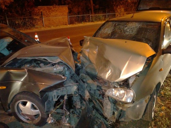 В зеленой зоне Тольятти в жесткой аварии пострадали люди В зеленой зоне Тольятти в жесткой аварии пострадали люди