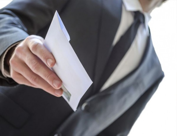 Прокуратура разъясняет: Чем &laquo;откат&raquo; отличается от взятки