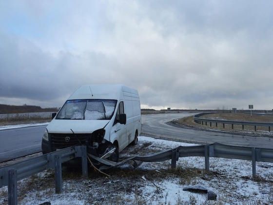 "Газель" из-за "Камаза" влетела в отбойник в Самарской области