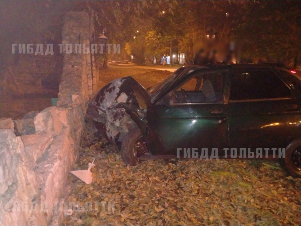 В Тольятти молодой нарушитель с 5 раза разбил свою машину об стену В Тольятти молодой нарушитель с 5 раза разбил свою машину об стену