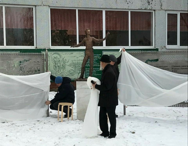 В Тольятти поставили памятник Пушкину В Тольятти поставили памятник Пушкину