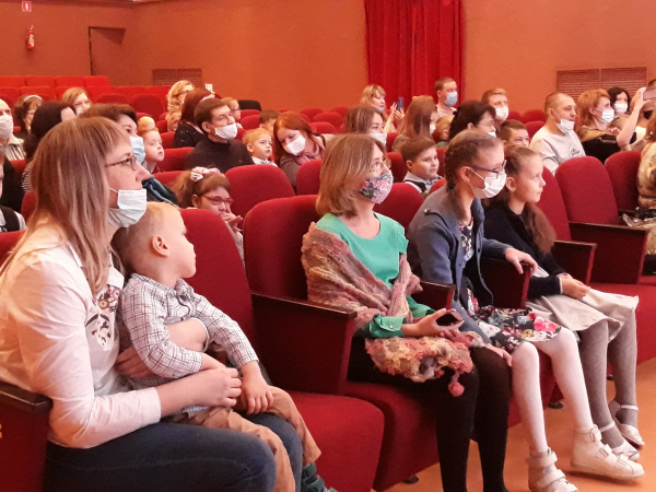 В Тольяттинском театре кукол зажглась "Ёлка желаний"