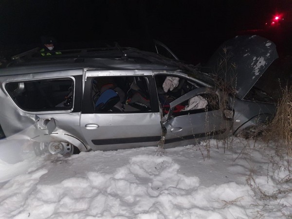 В Самарской области женщина и дети пострадали в перевернувшейся машине