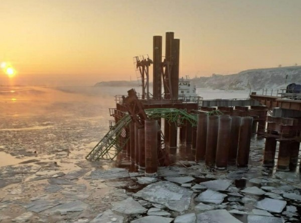 На видео попало падение крана с моста в Самарской области