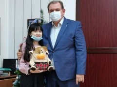 Глава Тольятти поддержал благотворительную акцию "Ёлка желаний" Глава Тольятти поддержал благотворительную акцию "Ёлка желаний"