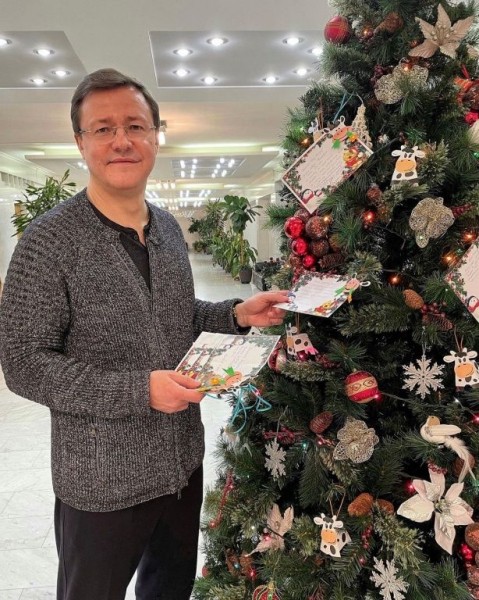 Дмитрий Азаров купил мальчику гитару Дмитрий Азаров купил мальчику гитару