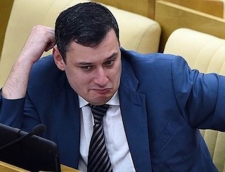 Роскомнадзор потребовал удалить заметку про дебош Хинштейна в одних трусах