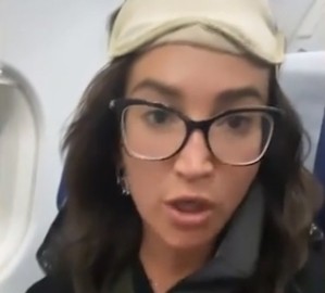 Бузова выругалась матом, когда ее самолет посадили не во Внуково