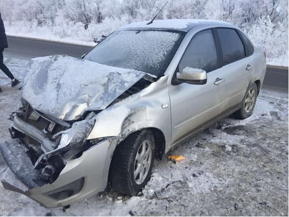 На трассе в Самарской области во время снегопада столкнулись легковушки и трактор