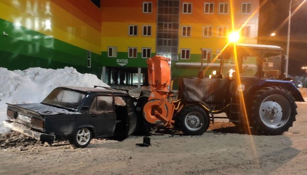 В Самарской области ночью машина столкнулась с трактором. Пострадал человек