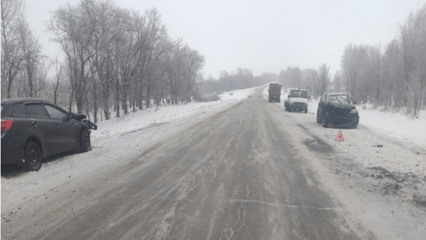 Во время снегопада на трассе в Самарской области столкнулись легковушки и грузовик Во время снегопада на трассе в Самарской области столкнулись легковушки и грузовик