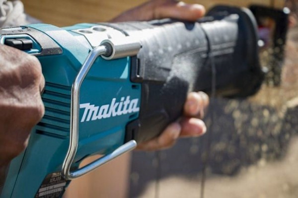 Обзор сабельной пилы Makita XRJ05