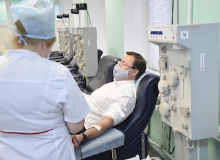 Губернатор Азаров сдал плазму крови для помощи больным с COVID