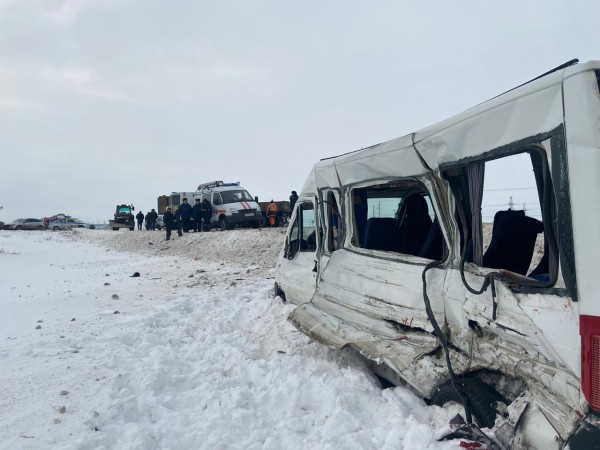 На трассе под Тольятти в аварии грузовика и маршрутки погиб человек На трассе под Тольятти в аварии грузовика и маршрутки погиб человек