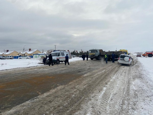 На трассе под Тольятти в аварии грузовика и маршрутки погиб человек На трассе под Тольятти в аварии грузовика и маршрутки погиб человек