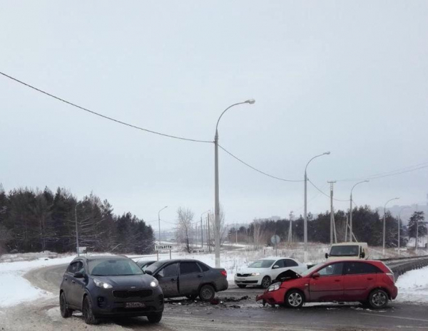 В Тольятти на перекрестке столкнулись машины. Пострадал человек