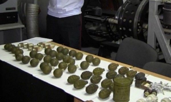 Полицейские изъяли арсенал оружия Полицейские изъяли арсенал оружия