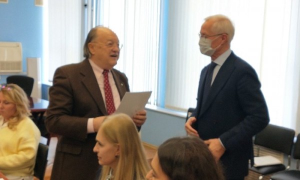 Книгу Умберто Нобиле подарили библиотеке КЦ &laquo;Автоград&raquo;