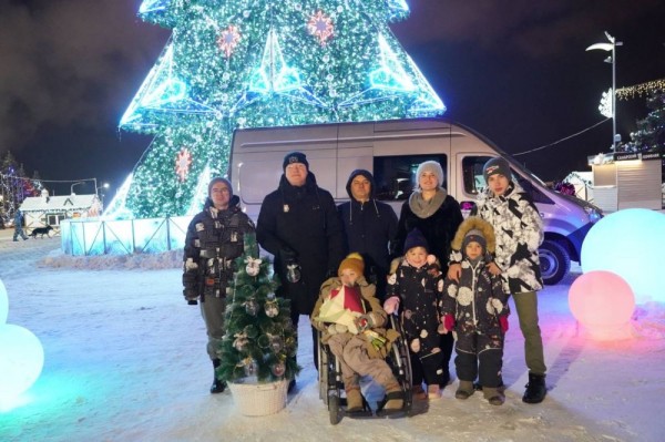 Дмитрий Азаров вручил ключи от нового автомобиля многодетной семье из Тольятти