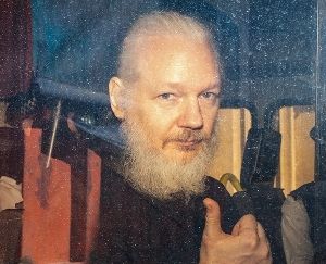 Суд отменил запрет на экстрадицию Ассанжа в США Суд отменил запрет на экстрадицию Ассанжа в США