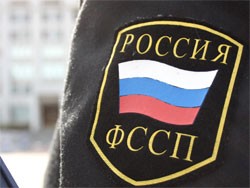 Судебные приставы отправили на родину мигранта, кинувшего фрукт в пенсионера