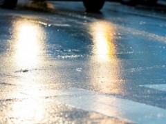 Дорожные службы обрабатывают магистрали противогололедными материалами Дорожные службы обрабатывают магистрали противогололедными материалами