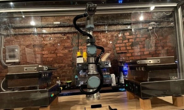 Посетителей обслуживает робот