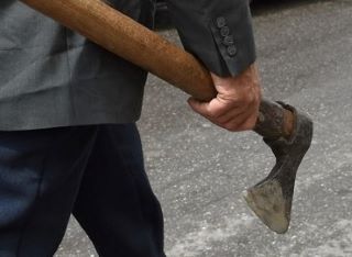 Житель Отрадного всадил топор в спину знакомой женщине