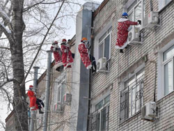 Спасатели в костюмах Деда Мороза поздравили пациентов областной детской больницы